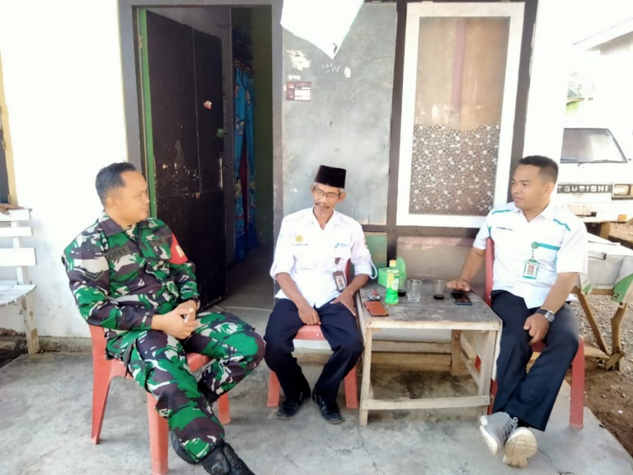 Manfaatkan Suasana Lebaran Babinsa Koramil 406-05/Muara Kelingi Lakukan komsos Dan Bermaaf-maafan