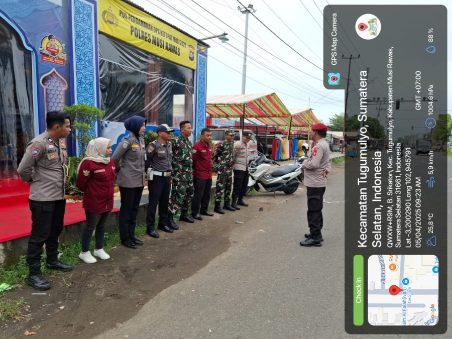 BABINSA KORAMIL 406-06/TUGUMULYO JALIN SINERGI DENGAN POLSEK TUGUMULYO DALAM PENGAMANAN LEBARAN DI PASAR B SRIKATON