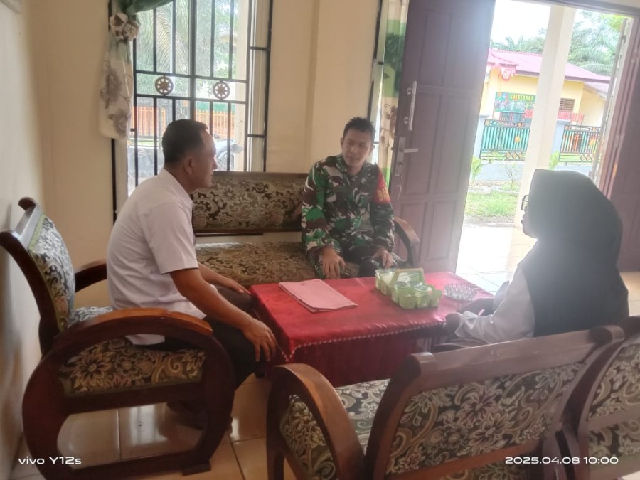 Babinsa Koramil 406-04/Muara Lakitan Laksanakan Komsos dan Silaturahmi Idul Fitri Bersama Perangkat Desa