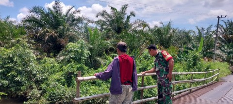 Babinsa Koramil 406-07/Jayaloka Bersama Masyarakat Lakukan Pengecekan Debit Air di Desa Temelat