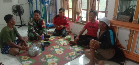 Babinsa Koramil 406-07/Jayaloka Laksanakan Komsos di Desa Margatani