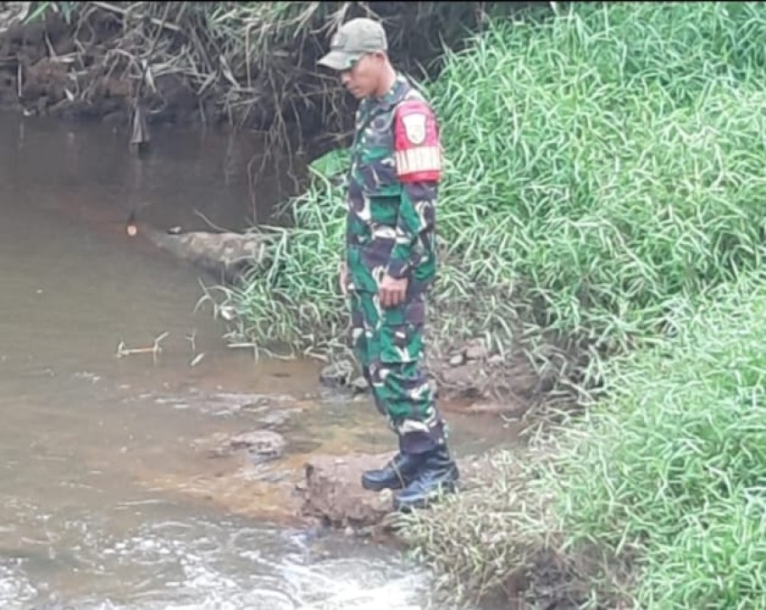 Babinsa Koramil 406-06/Tugumulyo Laksanakan Pengecekan Sungai di Wilayah Rawan Banjir