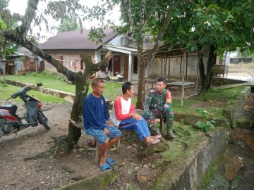 Babinsa Koramil 406-03/Rupit Laksanakan Komsos di Desa Embacang Lama