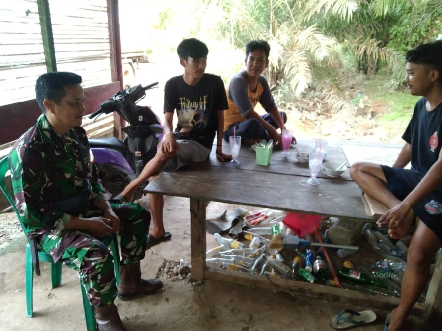 Serda Hendri Gusnadi Laksanakan Komsos Bersama Warga Desa Air Bening