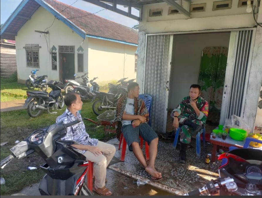 Tingkatkan Kamtibmas di Wilayah, Babinsa Serma Asep Juliansyah Komsos Dengan Warga Binaannya