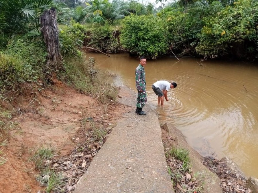 Koramil 406-07/Jayaloka Bersama Mitra Karib Babinsa Cek Aliran Anak Sungai Temelat Rawan Banjir