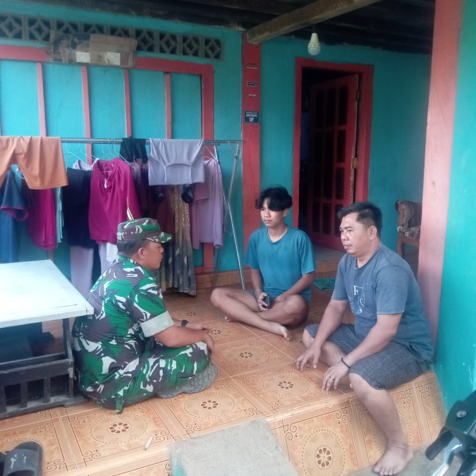 Babinsa Koramil 406-07/Jayaloka Jalin Komsos dengan Warga RT 08 Mandala