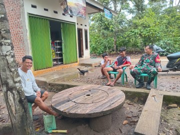 Babinsa Koramil 406-09/Terawas Laksanakan Komsos, Ingatkan Warga Napal Melintang Jaga Keamanan dan Keselamatan