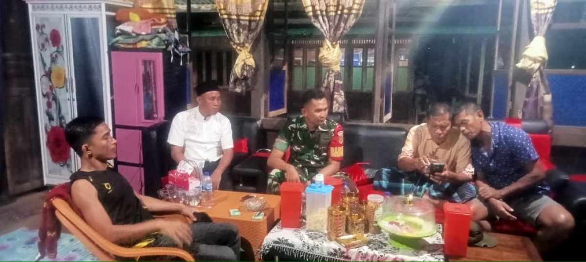 Babinsa Koramil 406-02/Rawas Ilir Laksanakan Komsos dengan Warga di Desa Batu Kucing