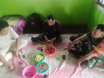 Babinsa Koramil 406-07/Jayaloka Jalin Komsos dengan Warga Desa Ciptodadi II