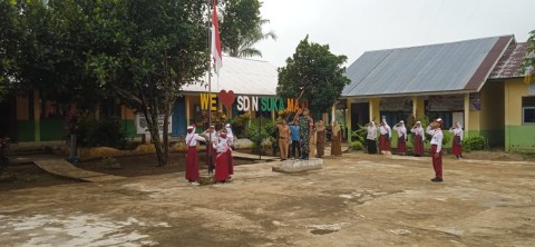 Babinsa Koramil 406-09/Terawas Pimpin Upacara Bendera di SD Sukamaju