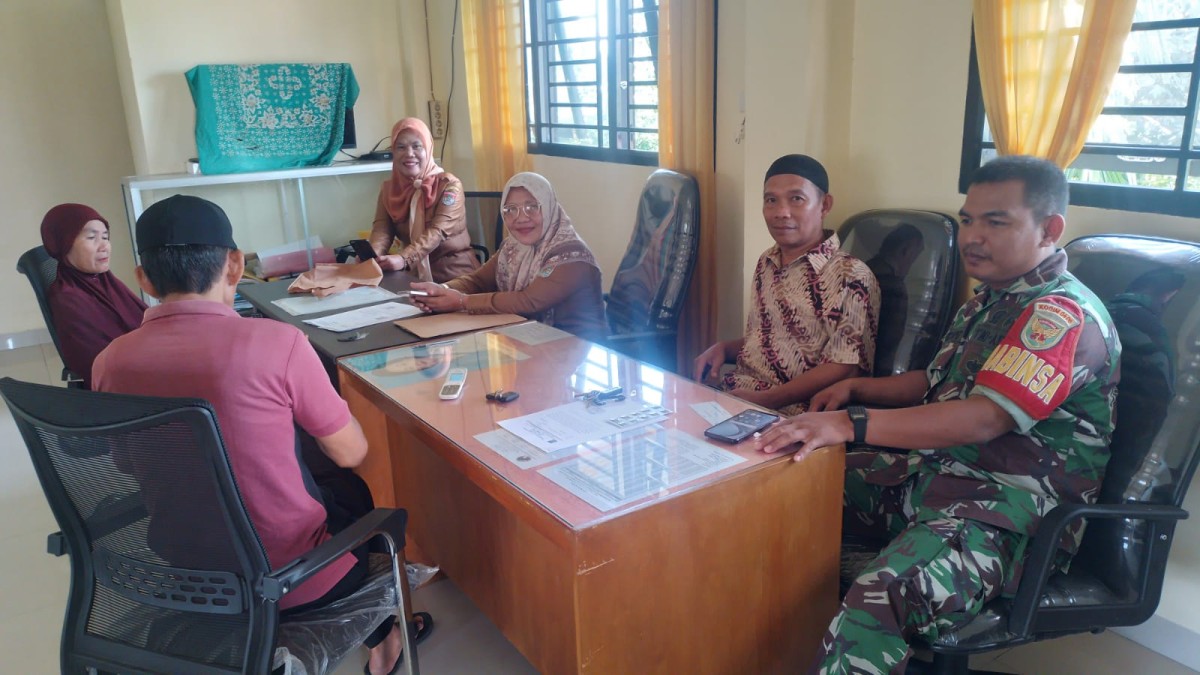 Babinsa Koptu Murtopo Jalin Komunikasi Sosial Bersama Petugas Kelurahan dan Warga