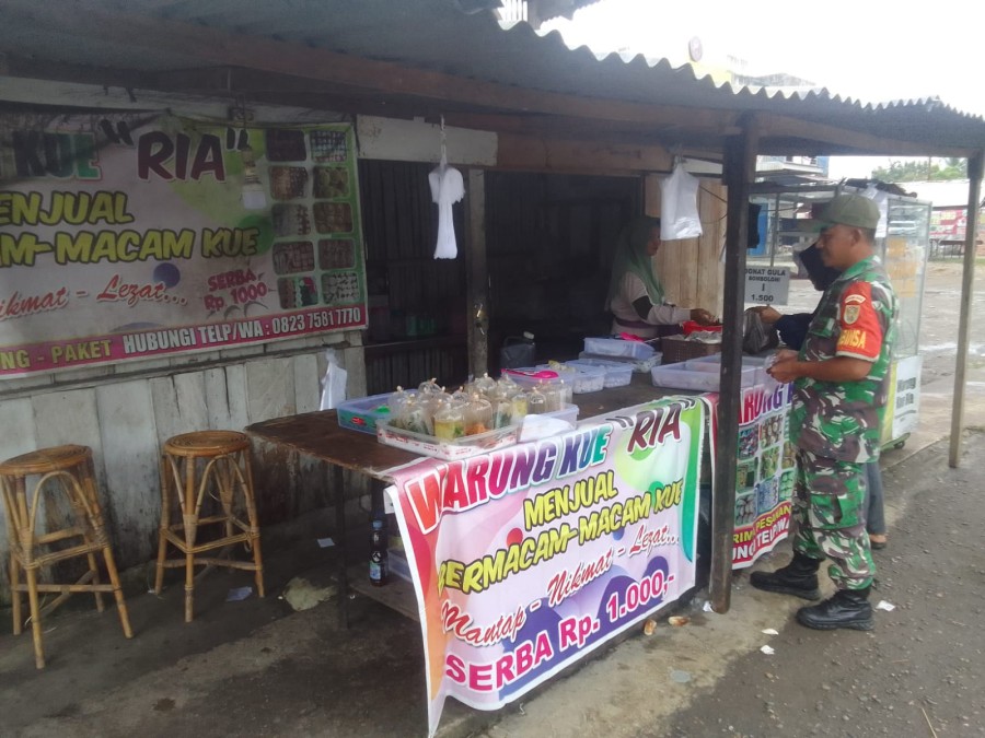 Sertu Rohmadi Laksanakan Komsos dengan Penjual Makanan, Dukung Peningkatan UMKM di Wilayah Binaan