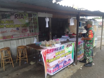 Sertu Rohmadi Laksanakan Komsos dengan Penjual Makanan, Dukung Peningkatan UMKM di Wilayah Binaan