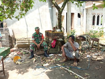 Babinsa Koramil 406-07/Jayaloka Bincang Santai Dengan Salah Satu Warganya