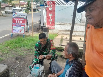 Babinsa Koramil 406-08/Lubuklinggau Jalin Komsos dengan Pengasah Batu Akik di Kelurahan Kenanga