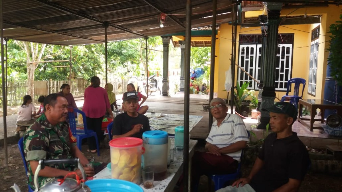 Babinsa Koramil 406-01/Rawas Ulu Serma Irawan Ajak Warga Jaga Keamanan Lewat Komsos di Desa Sungai Jauh