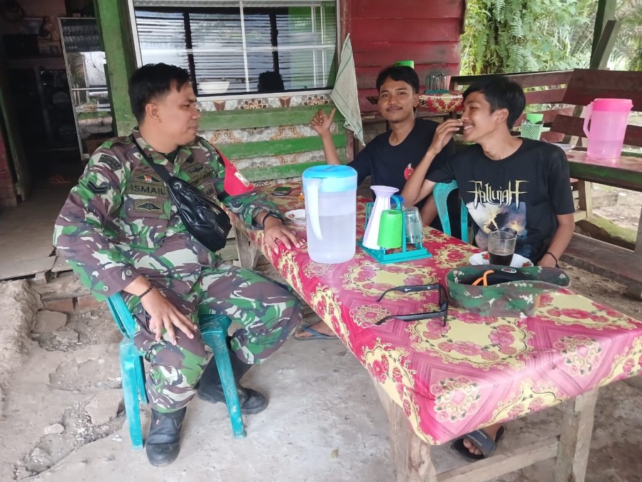 Peduli remaja Binaan, Babinsa Koramil 406-02/Rawas Ilir Berikan Motivasi kepada Remaja di Desa Tanjung Raja