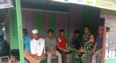 Babinsa Koramil 406-04/Muara Lakitan Laksanakan Komsos di Desa SP 5 Tri Anggun Jaya