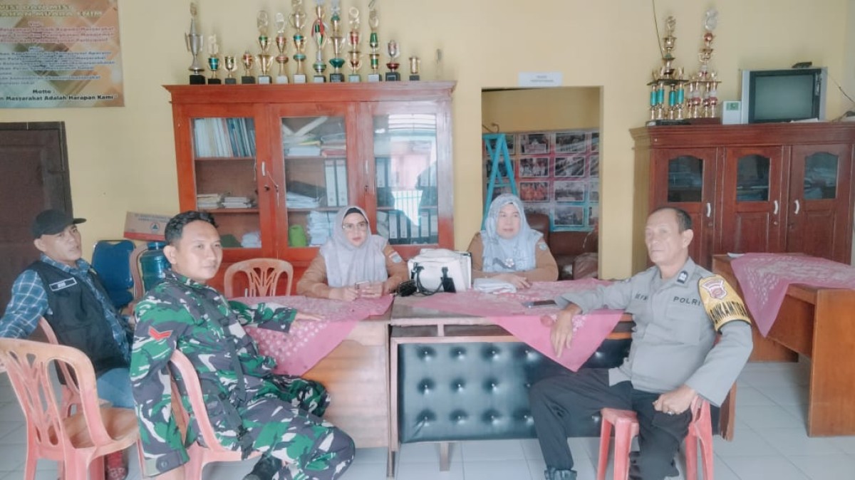 Babinsa Koramil 406-08/Lubuk Linggau Laksanakan Komsos dan Silaturahmi dengan Perangkat Kelurahan Muara Enim