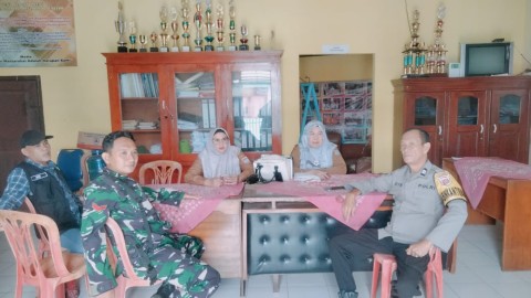 Babinsa Koramil 406-08/Lubuk Linggau Laksanakan Komsos dan Silaturahmi dengan Perangkat Kelurahan Muara Enim