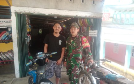 Babinsa Jalin Komunikasi Sosial dengan Pemilik Bengkel Motor untuk Tingkatkan Kemanunggalan TNI-Rakyat