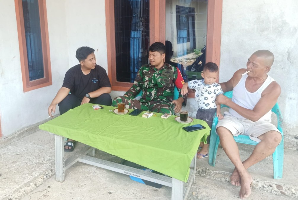 Babinsa Koramil 406-01/Rawas Ulu Laksanakan Komsos dengan Warga Desa Sungai Baung