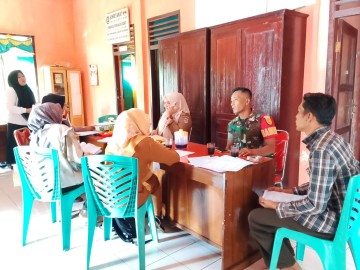 Babinsa Koramil 406-08 Lubuklinggau Monitoring Pembagian SPPT PBB di Kelurahan Watas Lubuk Durian