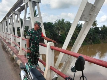 Babinsa Koramil 406-04/Mura Lakitan Lakukan Pengecekan Debit Air Sungai Lakitan
