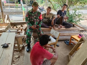 Babinsa Koramil 406-07/Jayaloka Jalin Komsos dengan Warga Desa Kertosono