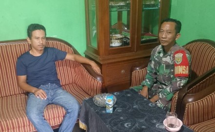 BABINSA LAKSANAKAN KUNJUNGAN SILATURAHMI DAN KOMSOS DI RUMAH TOKOH PEMUDA