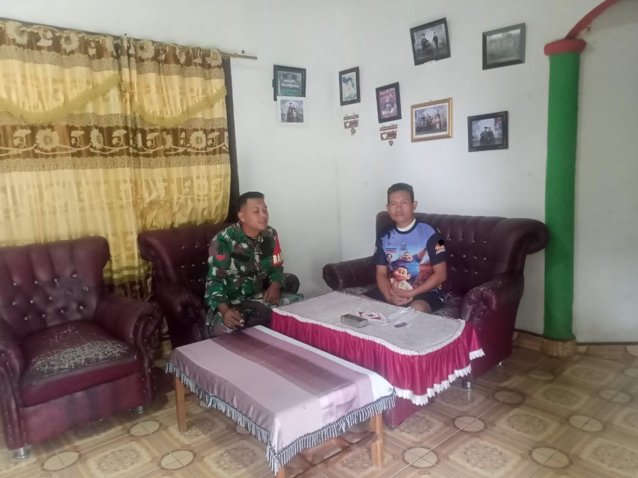 Babinsa Koramil 406-07/Jayaloka Komsos Bersama Warga Desa Giriyoso