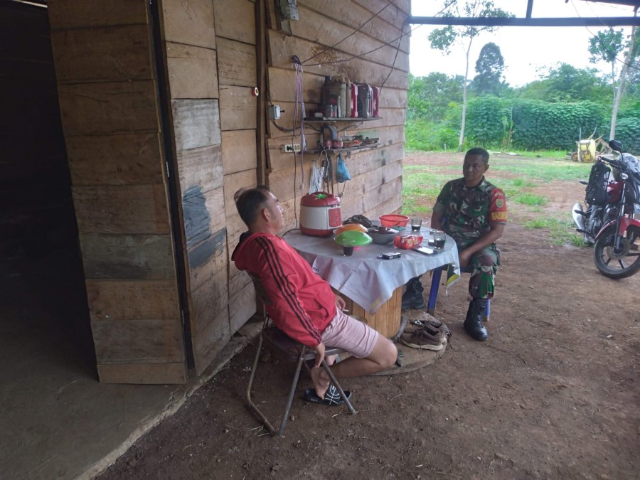 BABINSA KORAMIL 406-07/JAYALOKA JALIN KEAKRABAN DENGAN WARGA DESA