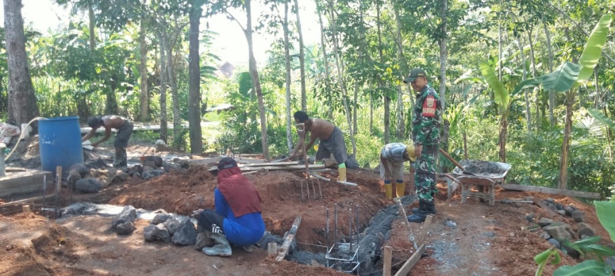 Babinsa Koramil 406-05/Muara Kelingi Bantu Warga dalam Pembuatan Pondasi Rumah