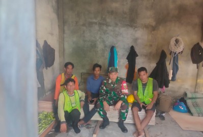 Babinsa Serma Asep Juliansyah Laksanakan Komsos dengan Pekerja Bangunan di Tempat Peristirahatan