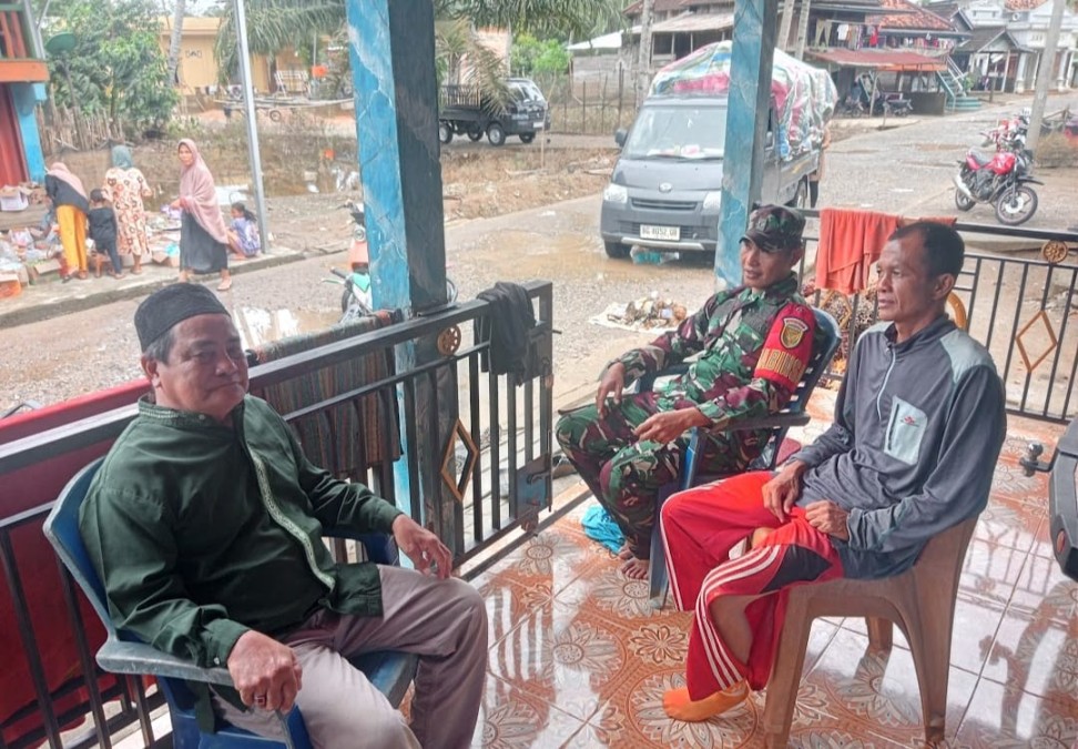 Babinsa Koramil 406-02/Rawas Ilir Serda Putra Adikasmaja Laksanakan Komsos dalam Rangka Peringati Hari Pendidikan Nasional