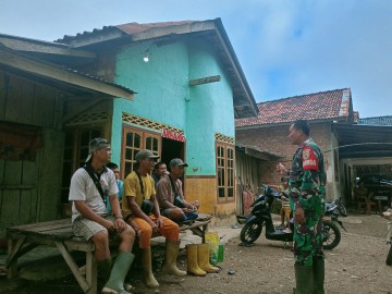 TANAMKAN RASA KEKELUARGAAN, SERDA ADE NASUTION LAKSANAKAN KOMSOS DENGAN WARGA BINAAN DI DESA BUKIT ULU