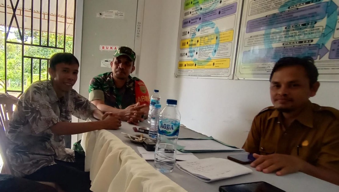 Babinsa Koramil 407-07/Jayaloka Serka Zulkarnain Jalin Komsos dengan Perangkat Desa Margoyoso