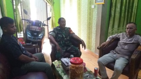 Babinsa Koramil 406-01/Rawas Ulu Laksanakan Komsos Bahas Kemajuan Desa Surulangun