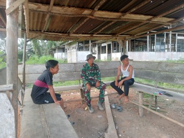 Babinsa Koramil 406-02/Rawas Ilir Ajak Warga Jaga Kesehatan Lewat Komsos