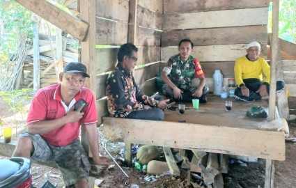 BABINSA KOPTU SISWANTO LAKSANAKAN KOMUNIKASI SOSIAL DENGAN WARGA