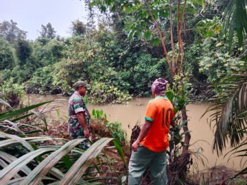 Babinsa Koramil 406-07/Jayaloka Aktif Lakukan Pengecekan Debit Air di Desa Sukakarya