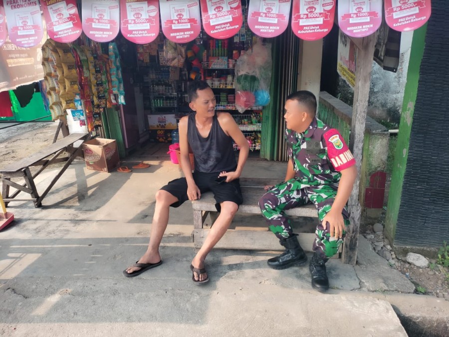 Babinsa Koramil 406-03/Rupit Laksanakan Komsos dengan Warga Desa Batu Gajah