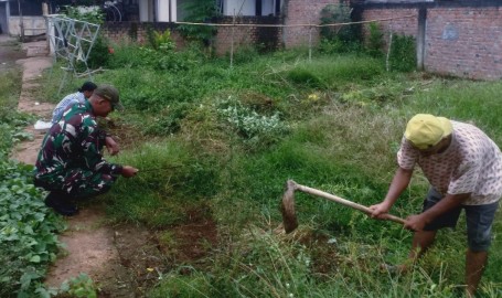 BANTU RINGANKAN PEKERJAAN WARGA, BABINSA KOPTU YULIARDI BANTU BERSIHKAN PEKARANGAN RUMAH WARGA