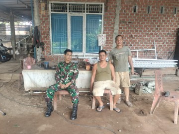 JALIN HUBUNGAN BAIK, BABINSA PELTU TRIWEGA LAKSANAKAN KOMSOS DENGAN PEMILIK BENGKEL LAS TERALIS