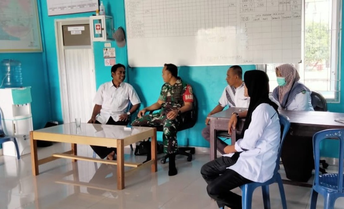 Babinsa Serda Hedi Marta Lores dan Aparat Pemerintah Desa Jalin Interaksi Lewat Komsos di Kantor Desa
