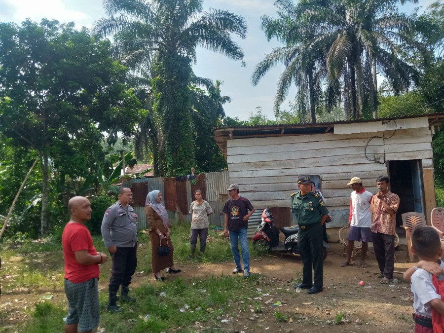 Babinsa Koramil 406-08/Lubuklinggau Laksanakan Komsos dan Selidiki Aksi Pelemparan Batu di Rumah Warga