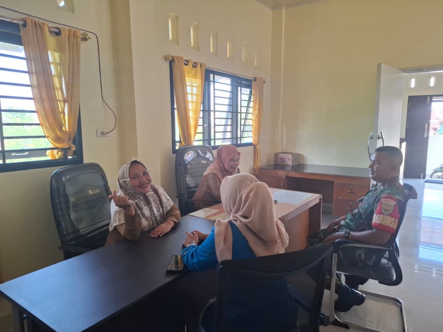 BABINSA LAKUKAN KOMSOS DENGAN STAF KELURAHAN UNTUK TINGKATKAN KOORDINASI DAN KOMUNIKASI