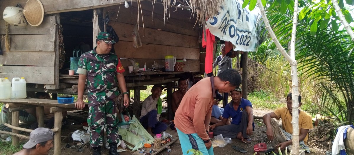 Babinsa Koramil 406-07/Jayaloka Jalin Komsos dengan Warga Desa Ciptodadi 2