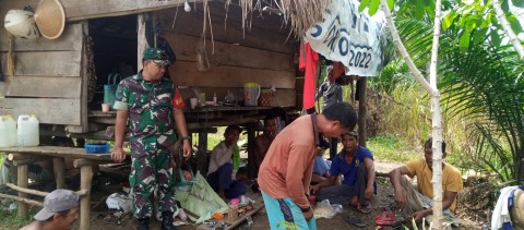 Babinsa Koramil 406-07/Jayaloka Jalin Komsos dengan Warga Desa Ciptodadi 2